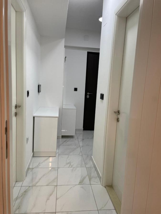 Luka Apartments Flatiron Skopje Bagian luar foto