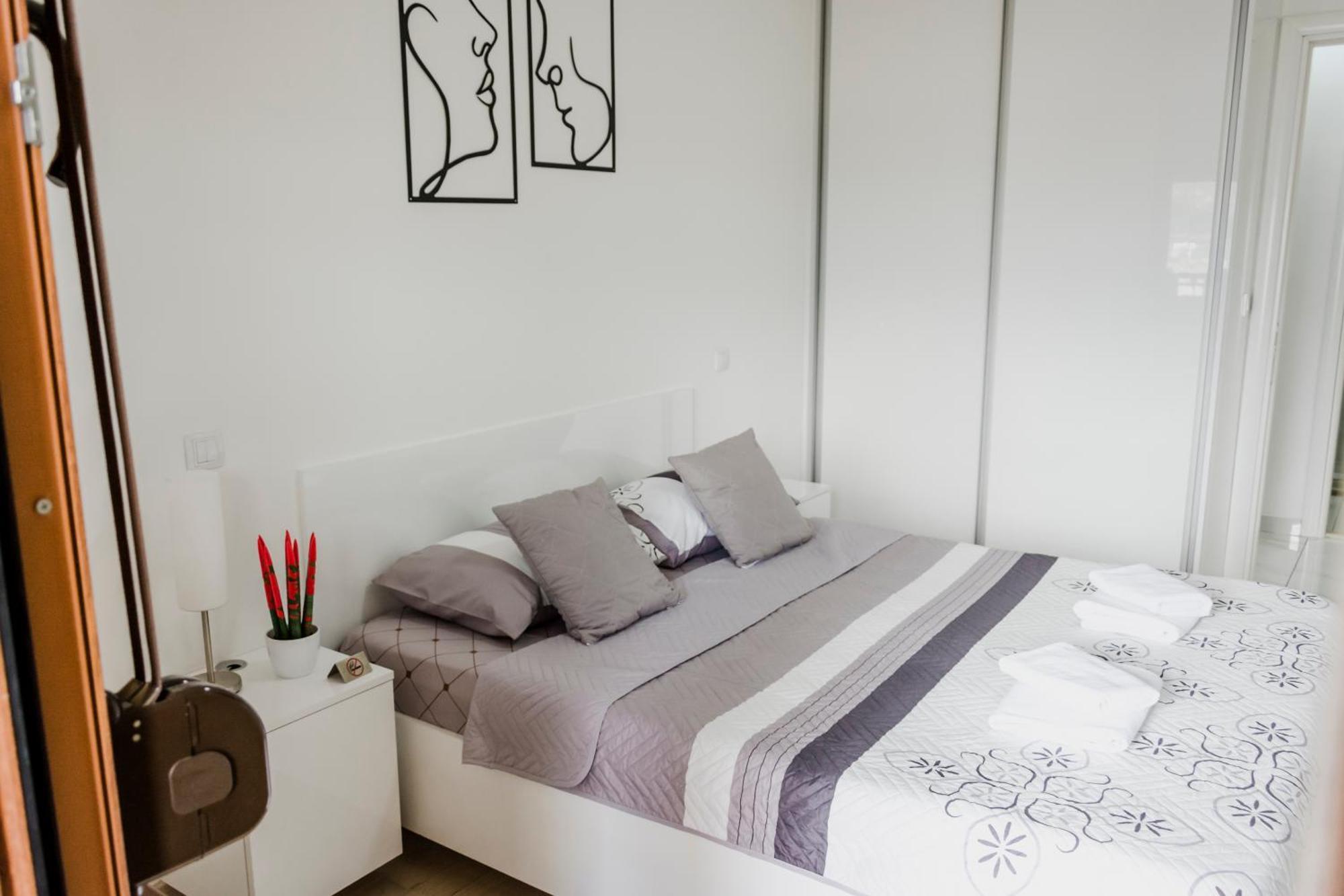 Luka Apartments Flatiron Skopje Bagian luar foto