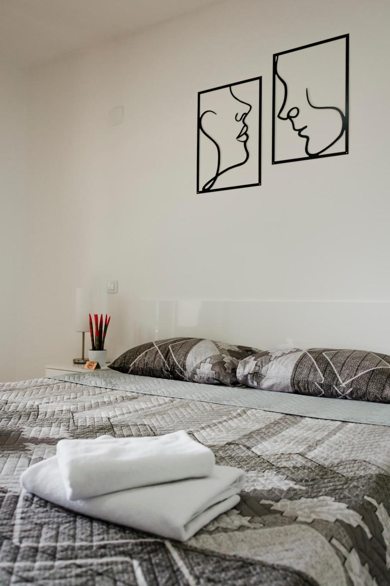 Luka Apartments Flatiron Skopje Bagian luar foto
